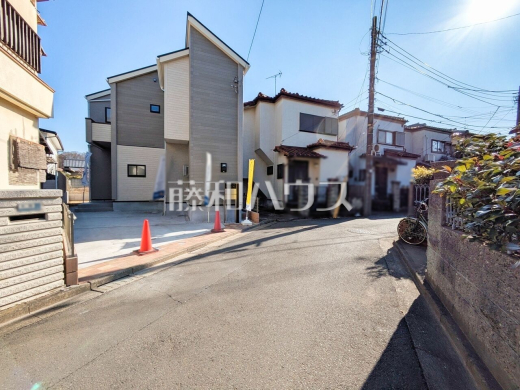 接道状況および現場風景　【東久留米市柳窪４丁目】 見学はしたいけど、なかなか時間が取れない・・・そんな方に出勤前や仕事終わりにマイホームを見学できるサポートをいたします。 