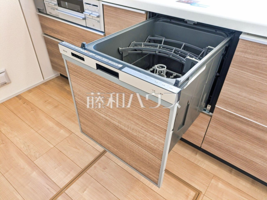 食器洗浄乾燥機　 食後の片付けもラクに、毎日の家事を時短できるようキッチンに食洗機を内蔵しました。 