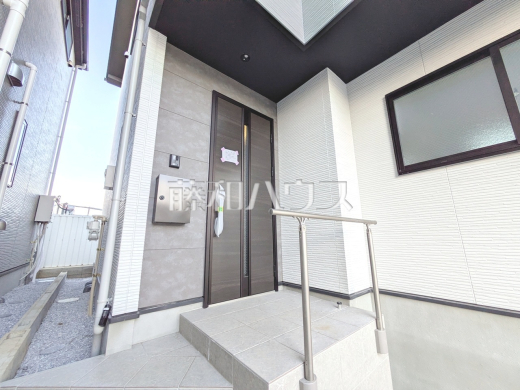 3号棟　 植栽やガーデングッズなどを利用し、お客様をお出迎えする玄関アプローチをオシャレに飾ってみてはいかがでしょうか。　【和光市白子３丁目】