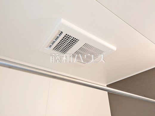 3号棟　浴室換気乾燥機　【和光市白子３丁目】　汚れものが多くても、いつでも洗濯物を干せるのが嬉しい浴室換気乾燥機！
