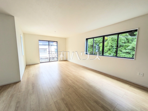 LDKには大きな窓が施され、明るさと通風を確保した快適な空間です。リビング　【福岡市東区香住ヶ丘５丁目】