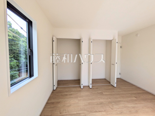 各居室にはクローゼットを完備し、家具を置くスペースが確保しやすい設計がされております。　居室　【福岡市東区香住ヶ丘５丁目】