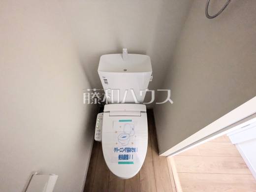 各階にトイレがあると、階段の上り下りをせずに済むため就寝時なども便利です。　トイレ　【福岡市東区香住ヶ丘５丁目】