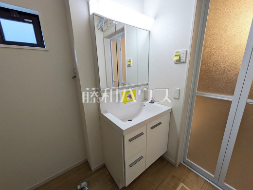 十分な大きさの洗面台は、身だしなみチェックや歯磨きなど、朝の慌ただしい時間でも余裕とゆとりを感じて頂けます。洗面室　【福岡市東区香住ヶ丘５丁目】