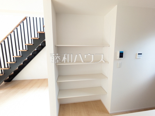4号棟　キッチン横収納　【春日井市西高山町２丁目】