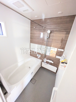 ≪浴室≫ゆったり1坪サイズの浴室で1日の疲れをリセット 　【狛江市岩戸南３丁目】