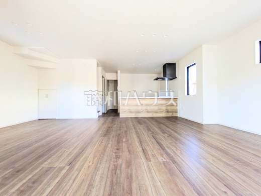 リビング　【狛江市岩戸南３丁目】