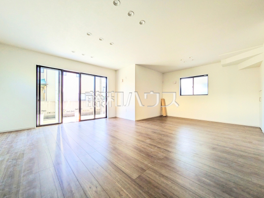 ≪リビング≫約17帖＋約5帖のゆったりリビング。家族でテーブルを囲む素敵な時間をお愉しみ下さい。 　【狛江市岩戸南３丁目】