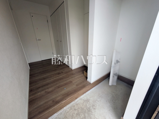 ≪玄関≫ 土間収納にはアウトドアやガーデニンググッズを保管できて、玄関を綺麗に保てます。 　【狛江市岩戸南３丁目】