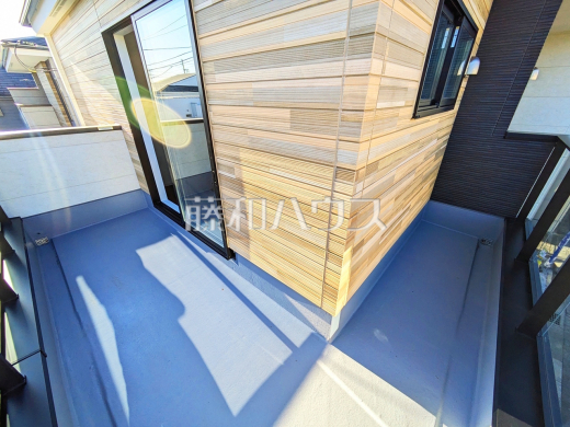 ≪バルコニー≫ 南向きのバルコニーは日差しもたっぷり注ぎ、お洗濯物もよく乾きます。 【狛江市岩戸南３丁目】