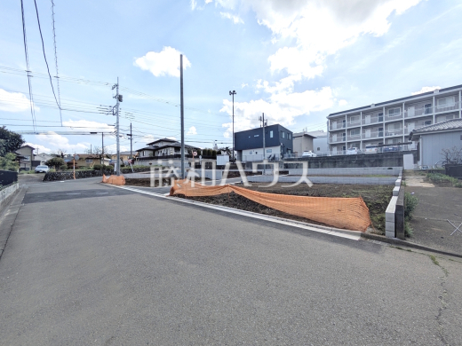 接道状況および現場風景　【多摩市連光寺２丁目】小学校まで徒歩5分のため、お子様のいるご家庭にもおすすめです。