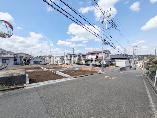 接道状況および現場風景　【多摩市連光寺２丁目】「夢は注文住宅！でも注文住宅って何から手をつければいいの？」　そんな時は、ぜひ弊社へご相談下さい！