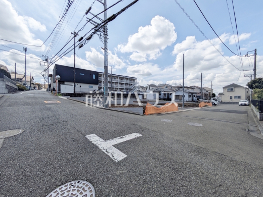 接道状況および現場風景　【多摩市連光寺２丁目】聖蹟桜ヶ丘駅徒歩21分／京王永山駅・小田急永山駅22分。３路線３駅利用可能な立地です！