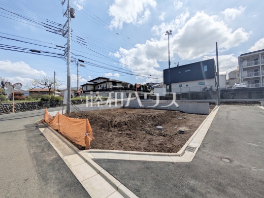 1号地　現地写真　【多摩市連光寺２丁目】約33.27坪のゆとりある敷地ですので、広いお庭も確保できそうですね。