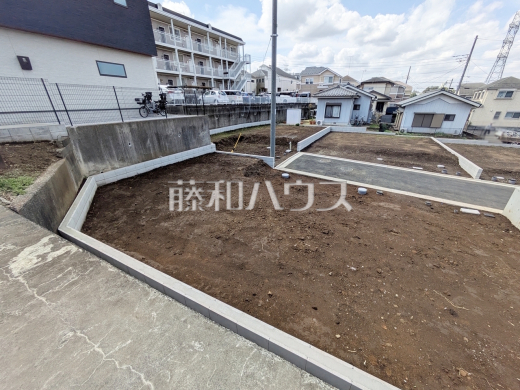2号地　現地写真　【多摩市連光寺２丁目】見学はしたいけど、なかなか時間が取れない…そんな方に出勤前や仕事終わりにマイホームを見学できるサポートをいたします。