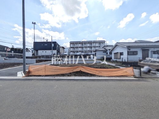 5号地　現地写真　【多摩市連光寺２丁目】同時期に生活をスタートさせるご家族の多い分譲地は、困ったときも心強い存在になりそうですね！