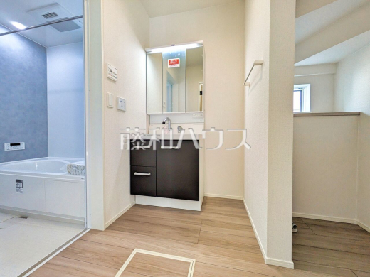  三面鏡付きの洗面台。鏡の裏にも収納があり、歯ブラシや化粧品等もすっきり収納できます。 【西東京市北町３丁目】