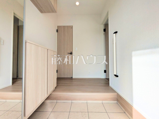 毎朝の身だしなみチェックとしてお使い頂ける姿見は、裏側が収納スペースになっています。【西東京市北町３丁目】