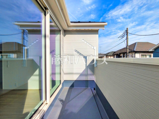 奥行きのあるワイドバルコニー！南向きのバルコニーは日差しもたっぷり注ぎ、お洗濯物もよく乾きます。【西東京市北町３丁目】