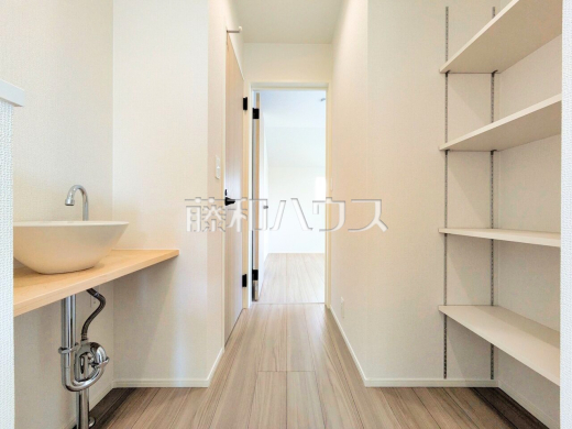  各部屋収納に加え、廊下などに多数収納があるため整理整頓に役立ちます。 【西東京市北町３丁目】