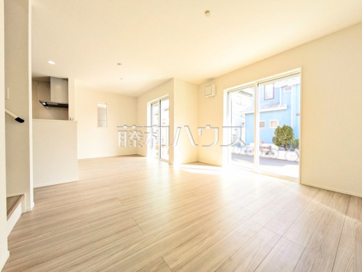  大きなソファーを置いても圧迫感がない約17.5帖の広々LDK。窓からは陽光をたっぷり採り込み、明るく快適な団らん空間となっております。 【西東京市北町３丁目】