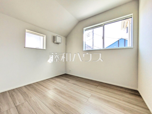  明るさと通風に配慮した2面採光の居室で、一人ひとりのプライベートタイムが充実したものになります。 【西東京市北町３丁目】