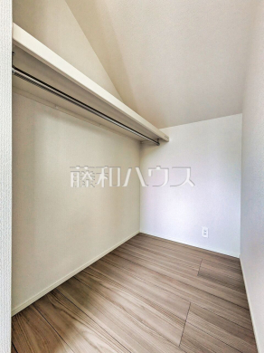  ウォークインクローゼットには衣類はもとより、キャリーケース等の大物や衣装ケースなども収まりお家がスッキリ！ 【西東京市北町３丁目】