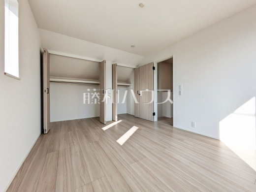 各居室にはクローゼットを完備し、家具を置くスペースが確保しやすい設計がされております。 【西東京市北町３丁目】