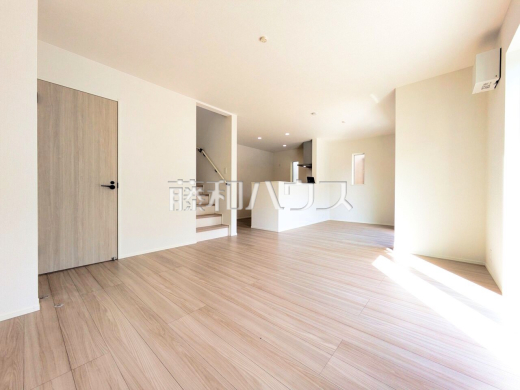 リビングイン階段によりいつも家族を身近に感じられます。「行ってきます」「お帰りなさい」を感じ、コミュニケーションの取れる空間となりそうです。【西東京市北町３丁目】