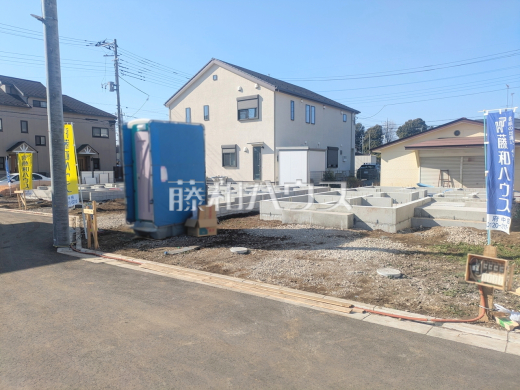 ≪現地外観≫足場が外れて実際の外観が見えてきました。完成までもう少しです。【府中市多磨町２丁目】