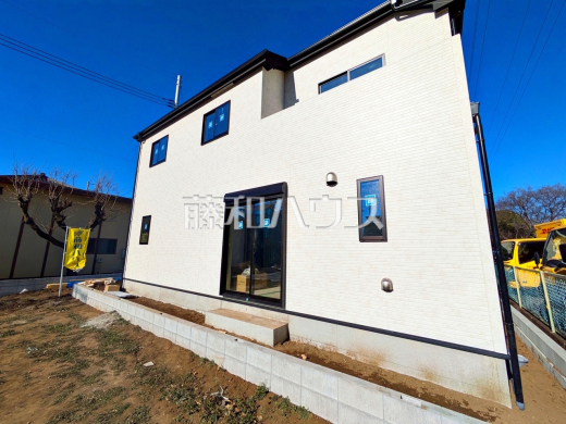 ≪4号棟　外観≫道路から奥まった住まいは、車や人通りも気にならずプライバシーの確保された住空間を保つことができます。【府中市多磨町２丁目】