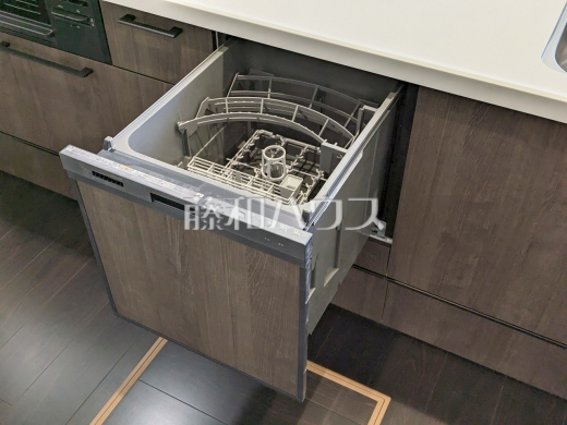 まとめ洗いができ、乾燥まで行ってくれる食器洗い乾燥機で食事の後片付けが楽になります。　【練馬区大泉学園町３丁目】