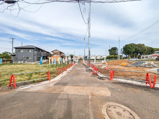 接道状況および現場風景　【西東京市中町６丁目】物件より10分圏内に小中学校・保育園・スーパー揃う好住環境