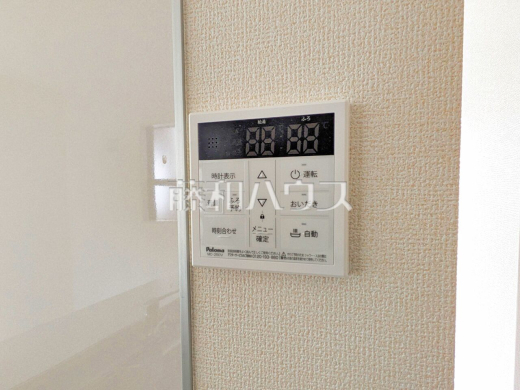 浴室給湯リモコン　追焚き機能付きなので、生活時間の違う家族に便利です。 