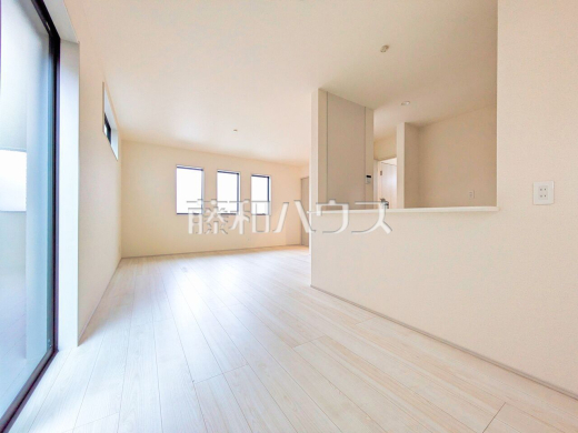 採光溢れるリビングで、家族団らんのひと時をお過ごし下さい 【東久留米市中央町３丁目】