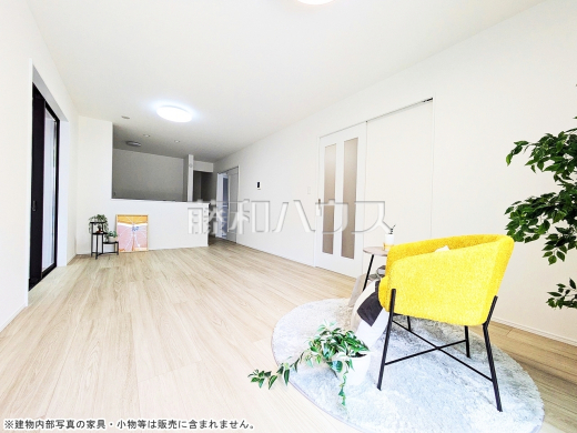 リビング　【福岡市東区名島３丁目】