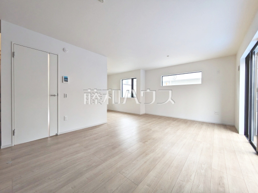 リビング　【八王子市元横山町３丁目】