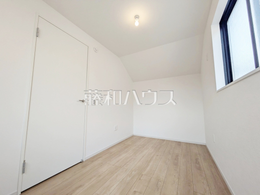 4.5帖居室　【日野市日野台４丁目】
居室としてはもちろん、納戸としても使える4.5帖の洋室。シーズンオフのお荷物などもたっぷり収納できそうですね。