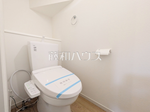 トイレ　【日野市日野台４丁目】
各階にトイレがあると、朝の忙しい時間帯などに便利です。 また、夜中も1階まで下りずにすみます。　