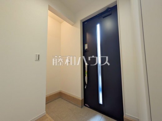 その他内観　【日野市日野台４丁目】玄関にはベビーカーやゴルフバッグなど大きなものも置ける土間収納がございます。