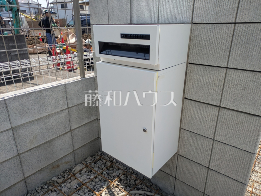 宅配ボックス　玄関には不在時でも荷物が受け取れる宅配ボックスがございます。帰りが遅くなりそうな時も受け取り時間の心配がなく、再配達の手間も省けるので便利です。　