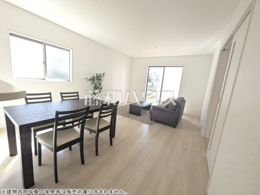 7号棟　南に広い開口部を設け、家族の集いに明るさをプラスします 　【朝霞市宮戸３丁目】