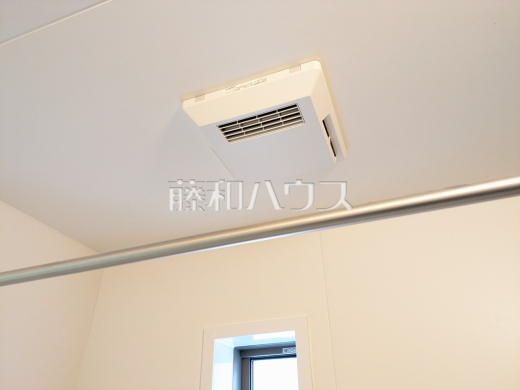 3号棟　浴室換気乾燥機　【朝霞市宮戸３丁目】　浴室換気乾燥機は梅雨の時期等、なかなか乾かない洗濯物を干すのに役立ちます！
