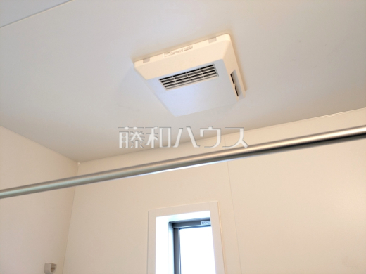 7号棟　浴室換気乾燥機　【朝霞市宮戸３丁目】　浴室換気乾燥機は梅雨の時期等、なかなか乾かない洗濯物を干すのに役立ちます！
