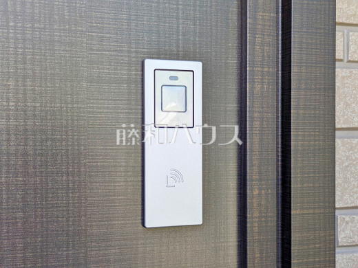 13号棟　スマートキー　【朝霞市宮戸３丁目】　スマートキーで毎日の施錠・解錠がスムーズ。両手がふさがる買い物帰りやお子さま連れでも便利です。