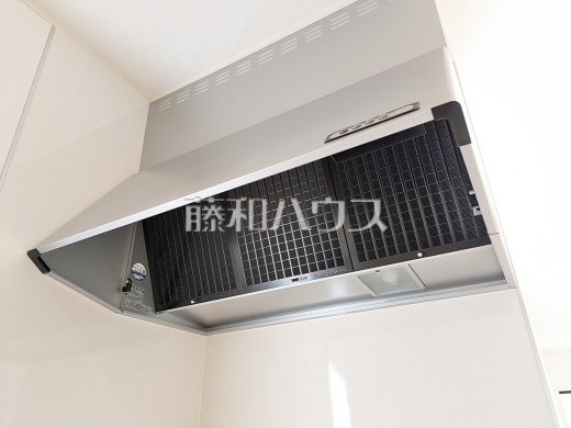 14号棟　レンジフード　【朝霞市宮戸３丁目】　お手入れのしやすいレンジフードは見た目もスッキリしていて、料理時の油煙やニオイを効率的に外に出せます。
