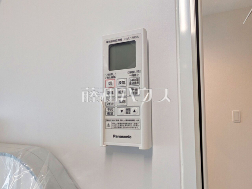 24時間換気システム 　24時間換気システムにより、花粉・PM2.5などの微小粒子物質の侵入を防ぎ、快適な室内を保ちます。 
