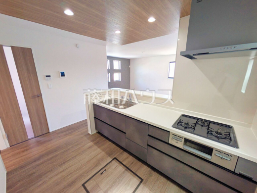 2号棟　 対面式のカウンターキッチンは、いつでもご家族を感じられる空間作りの重要ポイントになりそうです 　【東久留米市前沢５丁目】