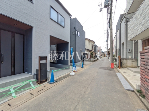 接道状況および現場風景　【朝霞市栄町２丁目】 周辺環境はもちろん、日当たりなど、実際に行ってみないと分からないことも多くございます。営業担当がご案内いたしますので、お気軽にお問い合わせください。 
