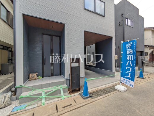 玄関　【朝霞市栄町２丁目】 玄関はお家の顔！植栽やガーデングッズなどを利用し、お客様をお出迎えする玄関アプローチをオシャレに飾ってみてはいかがでしょうか。 